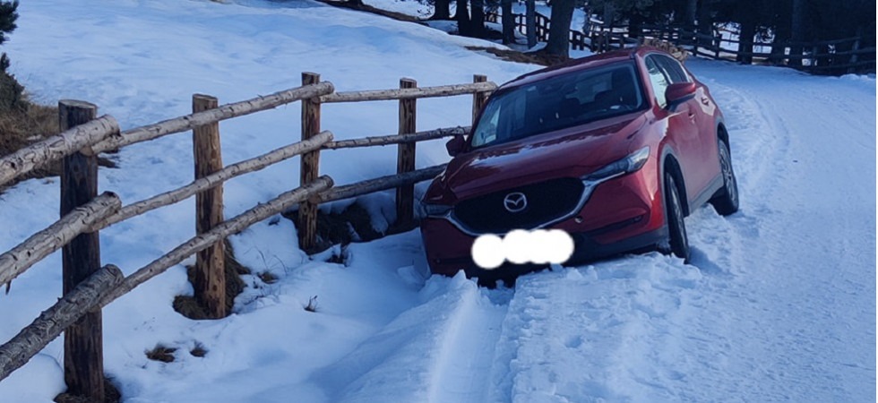 Perde il controllo dell'auto e resta bloccato nella neve, necessario l'arrivo dei vigili del fuoco