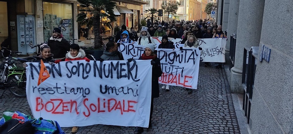 “Non è stato il freddo a ucciderti ma l’indifferenza”, la manifestazione per Mostafa
