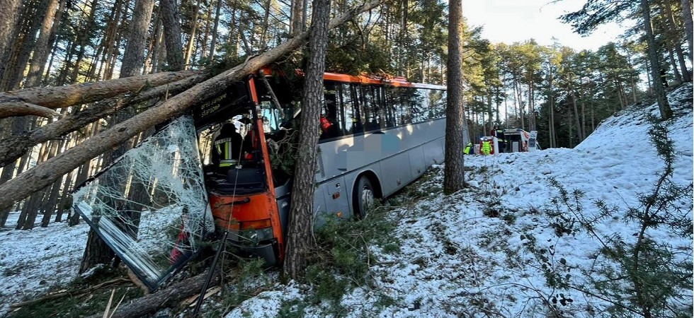 Foto dei vigili del fuoco volontari di Naz-Sciaves Il bus esce di strada alla curva e finisce contro gli alberi, diverse persone ferite e complessa operazione di soccorso