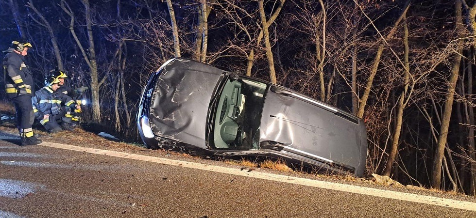 Foto - Soccorso stradale di Oscar Perini Perde il controllo dell’auto e si ribalta nella scarpata: una persona trasportata in ospedale