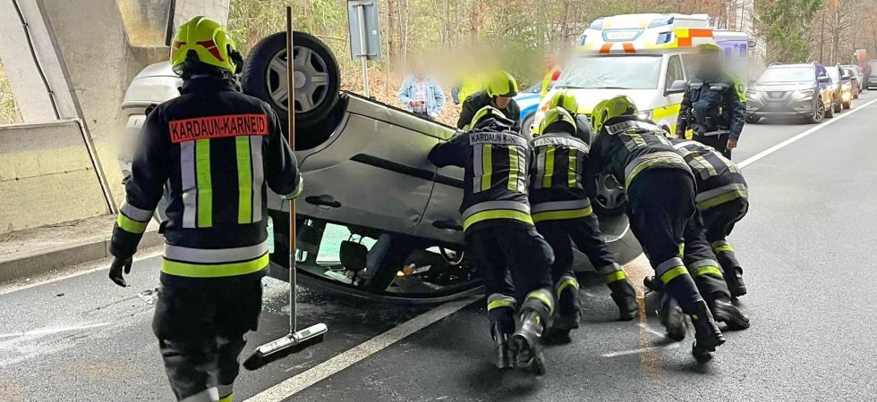 Perde il controllo dell'auto che finisce ruote all'aria sull'asfalto: paura sulla strada della Val d'Ega