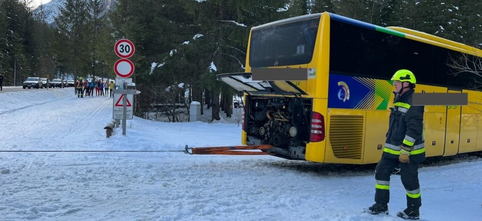 Autobus rimane bloccato nella neve in un parcheggio: l'intervento dei pompieri per riportarlo sulla strada