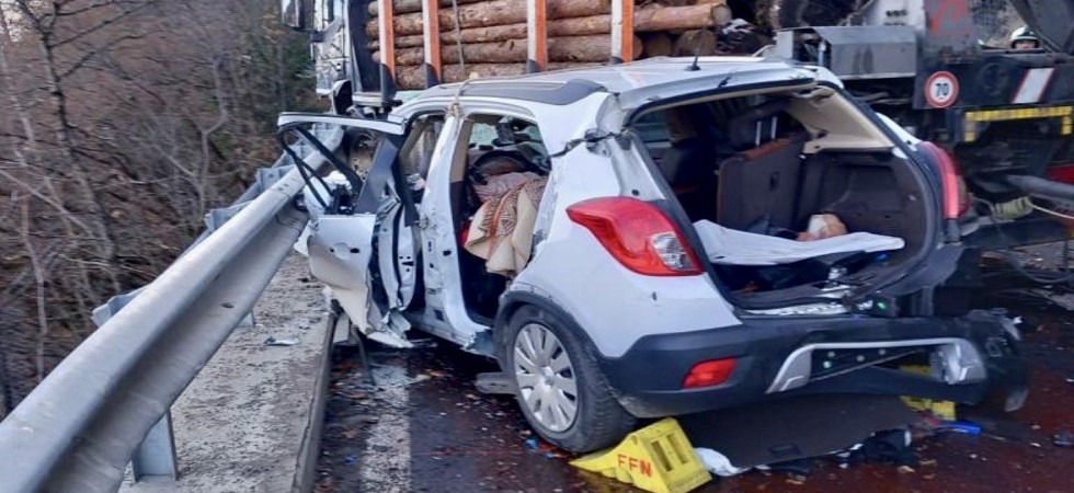 Tragico schianto tra un camion carico di tronchi ed un'auto: un morto ed un ferito grave sulla strada del Passo di Palade
