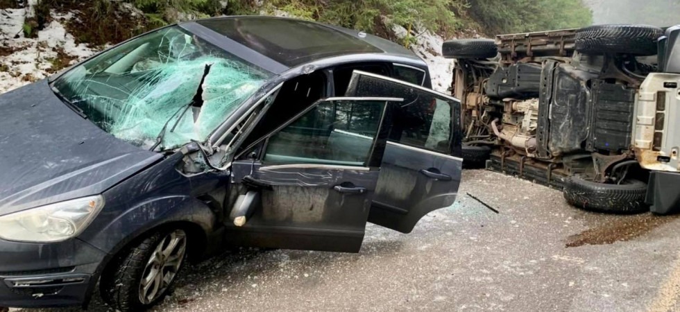 Pauroso schianto tra due mezzi: hanno sbandato sull'asfalto a causa del ghiaccio