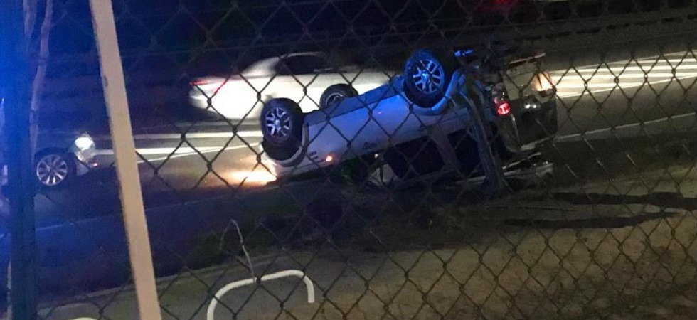 Schianto tra tre auto sulla tangenziale, un veicolo si rovescia sulla carreggiata e le persone rimangono intrappolate
