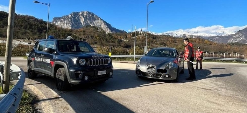 Spaccano il finestrino posteriore di un'auto in sosta e rubano una borsa, ma nel tentativo di fuga vengono bloccati