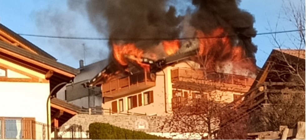Una colonna di fumo e le fiamme molto alte (VIDEO e FOTO), brucia un'abitazione: decine di vigili del fuoco in azione