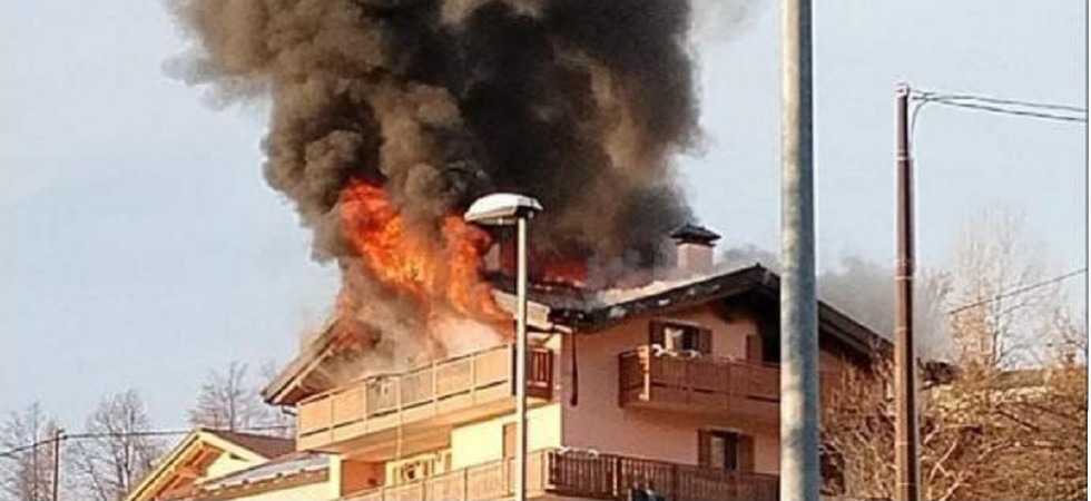 Incendio di un'abitazione: bruciato il tetto e danneggiato un locale ma i vigili del fuoco salvano l'edificio
