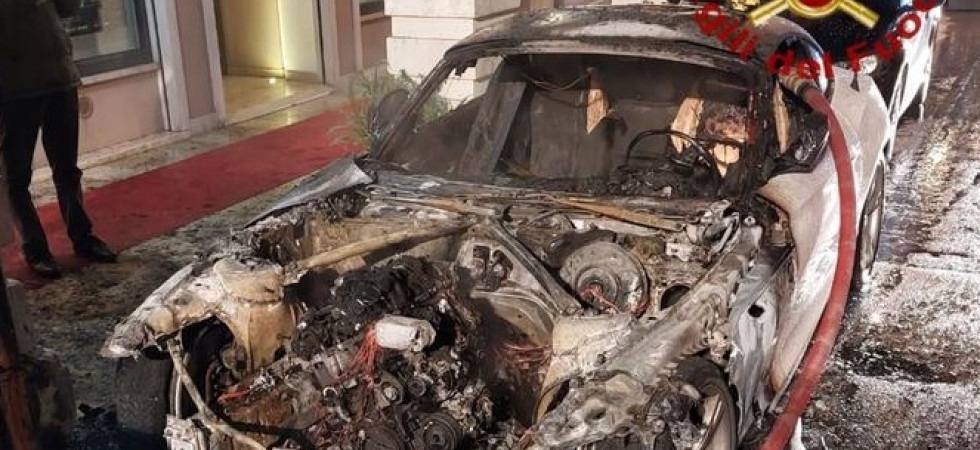 Allarme incendio, un'auto completamente divorata dalle fiamme: danneggiata anche un'altra vettura