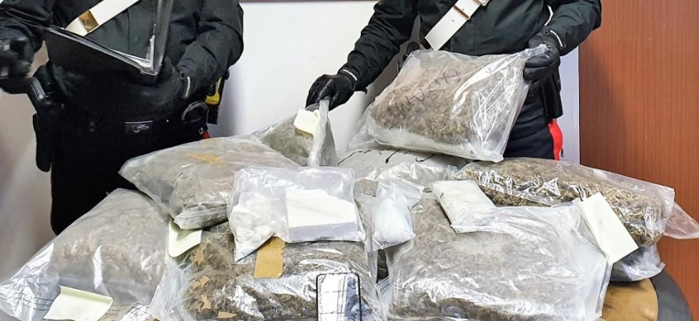 Oltre 34 chili di marijuana e 6 etti e mezzo di cocaina, grosso sequestro di droga da parte dei carabinieri