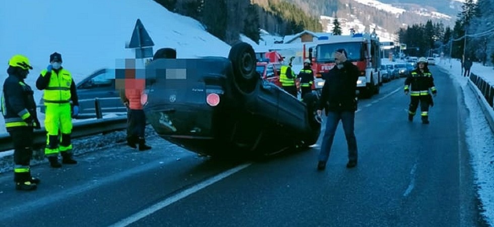 Due auto sbandano sulla strada ghiacciata, una si ribalta: incastrata una persona