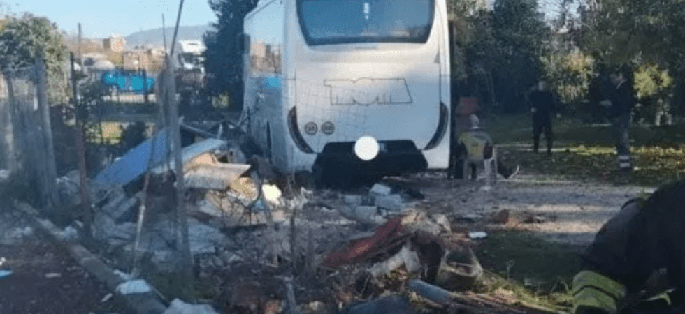 Pullman esce fuori strada con a bordo 41 bambini, due finiscono in ospedale