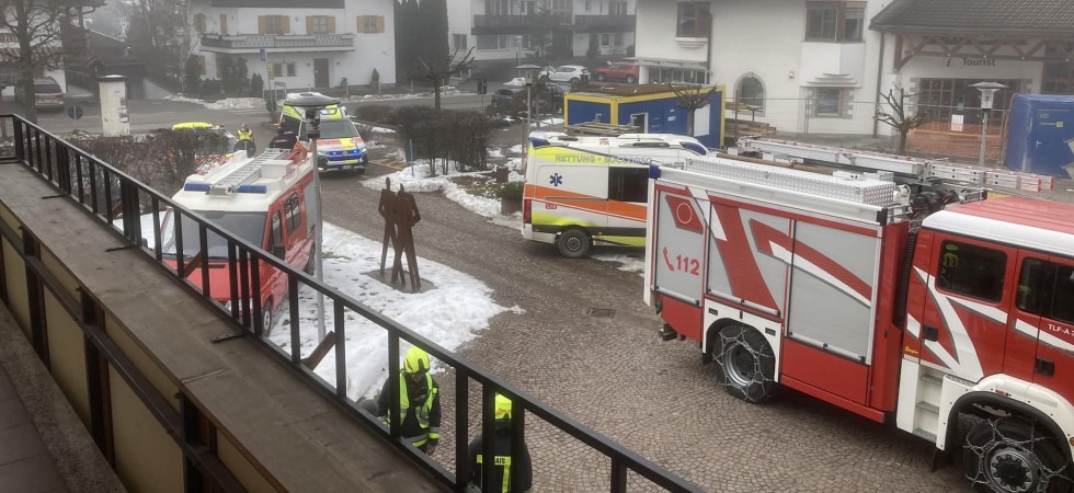 Vedono fumo da un appartamento e corrono in aiuto: sindaco e vicesindaco di Gais salvano un'anziana trovata a terra