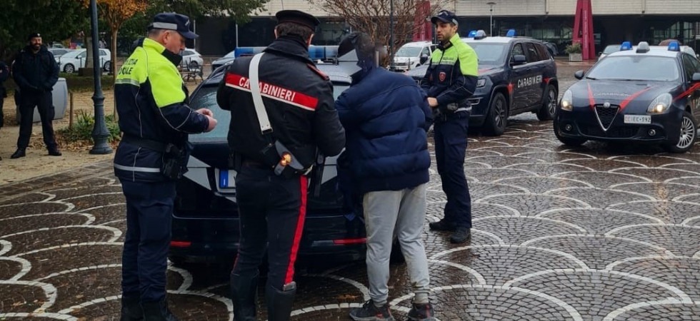 Forza il cancello di ingresso e tenta di introdursi in un'abitazione del centro storico: in arresto un 35enne