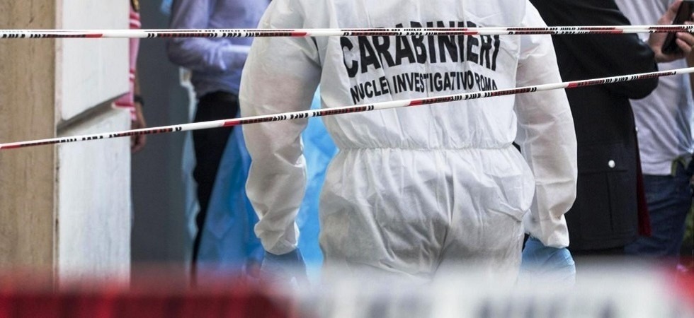 Moglie e marito trovati in una pozza di sangue, a lanciare l’allarme la figlia: i carabinieri seguono la pista dell’omicidio