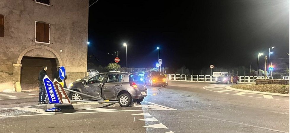 Foto di Oscar Perini - soccorso stradale Un'auto viene centrata da un altro veicolo alla rotatoria