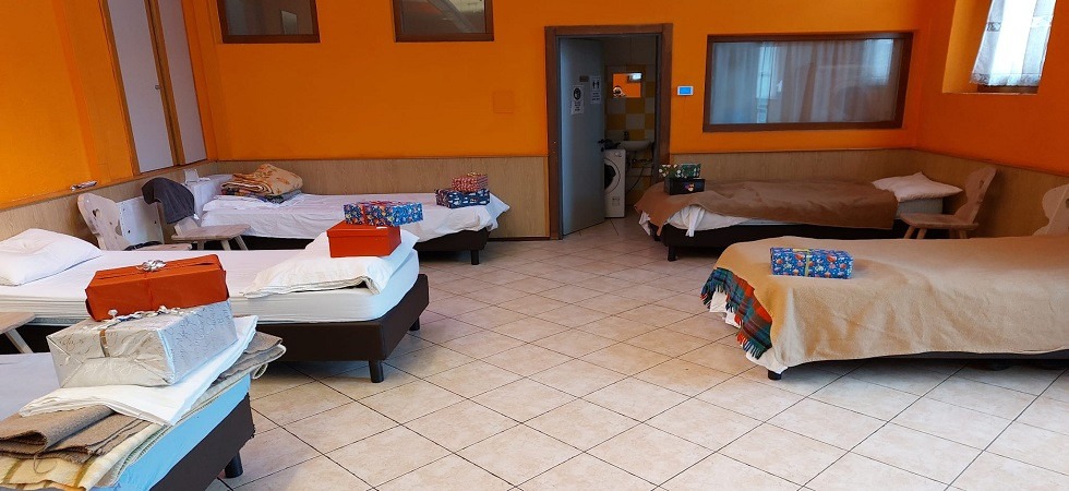 Dai regali dei bambini al pacco con i guanti e lo spazzolino