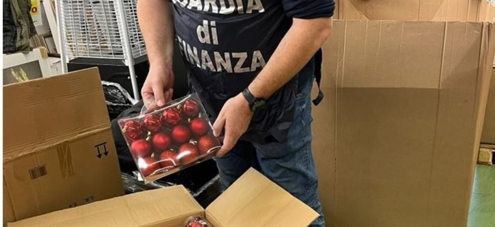 Natale, la Finanza sequestra 23 mila decorazioni: sono irregolari