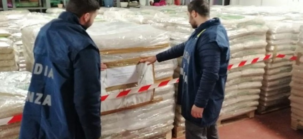 "Made in Italy" ma prodotti e confezionati all'estero, la finanza sequestra 1900 sacchi di pellet
