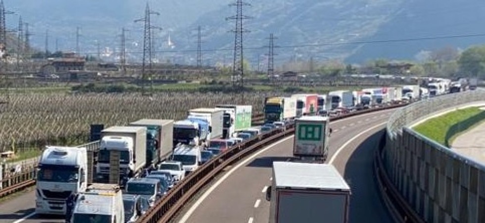 A22, troppo traffico: ipotesi dei mezzi pesanti solo su prenotazione