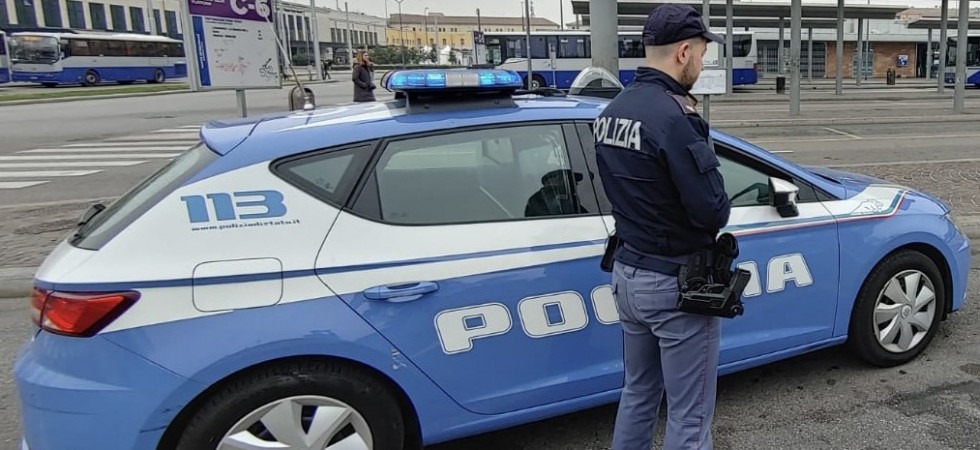 Vede i poliziotti arrivare, getta la droga e tenta di scappare: scatta l'arresto per un ragazzo di 20 anni a Verona