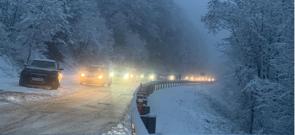 Nevica in Trentino, camion e auto in difficoltà fermi lungo la strada