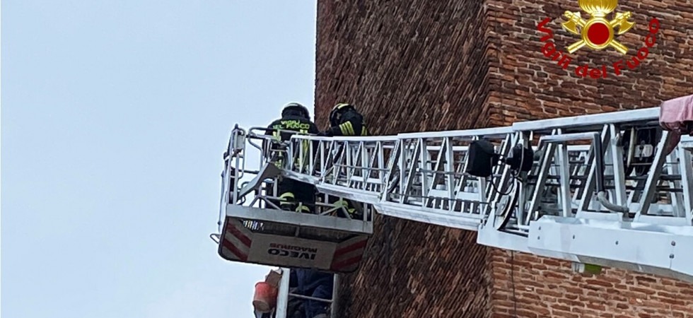 Disavventura al Castello di Romeo e Giulietta, due operai bloccati sulla piattaforma aerea a 10 metri di altezza