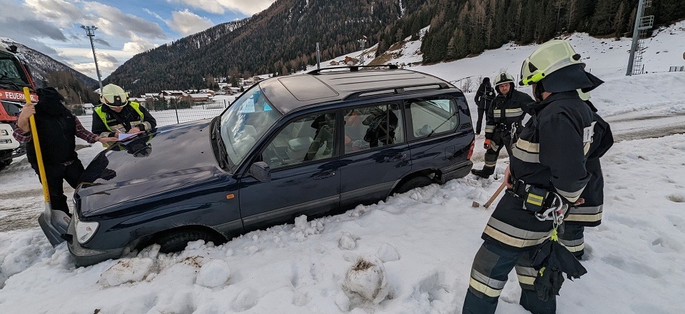 Perde il controllo della jeep e finisce impantanato nella neve: per recuperare il mezzo servono i vigili del fuoco