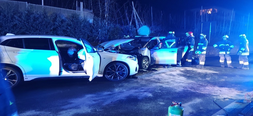 Terribile frontale nella notte: coinvolte anche due bambine di 8 e 10 anni