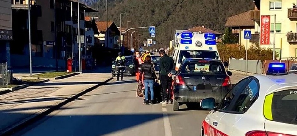 Investita mentre attraversa la strada: una donna trasportata in codice rosso all’ospedale