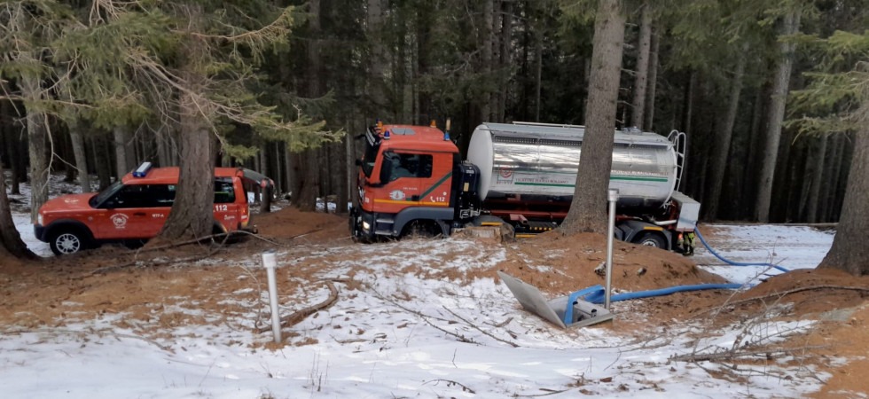 Manca l'acqua potabile in quota in Alto Adige: pompieri nuovamente in azione con un'autobotte (e per i Verdi la 'colpa' è