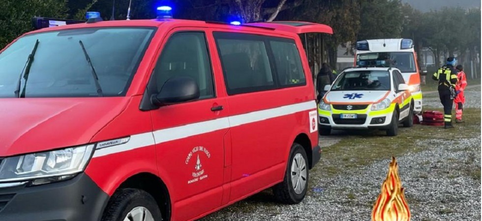 Pilota parapendio precipita nel lago davanti agli occhi della moglie