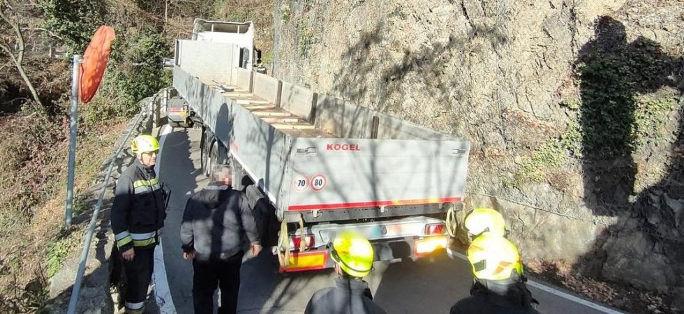 Un autoarticolato rimane incastrato in curva lungo una strada troppo stretta: i pompieri intervengono con l'autogrù