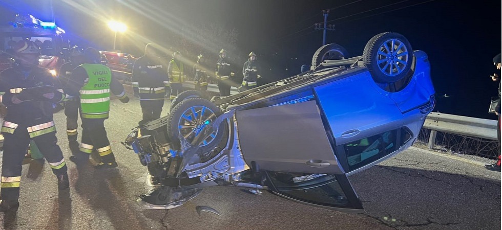 Paura sull'Altopiano della Vigolana, perde il controllo dell'auto che si cappotta in mezzo alla strada