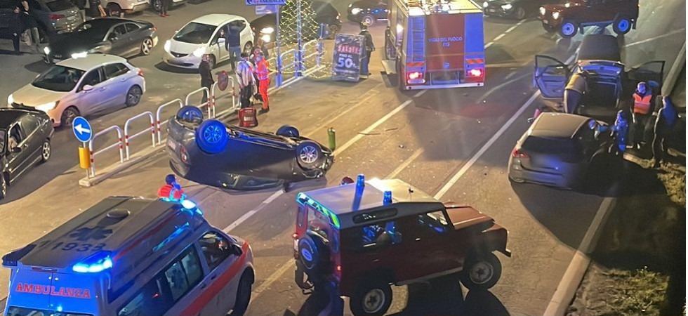 Incidente tra 3 auto sulla Gardesana, un'auto si rovescia sulla statale