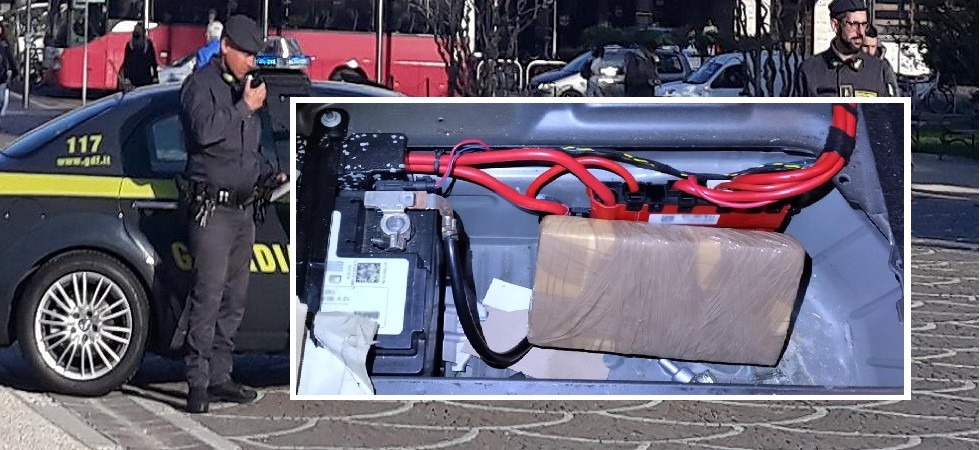 Arrivano a Trento su un'auto di grossa cilindrata, nel vano batteria nascondevano 1 chilo di cocaina