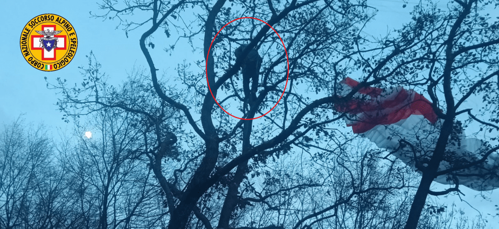 Precipita con il parapendio e rimane sospeso su un albero ad una decina di metri da terra: recuperato un 56enne
