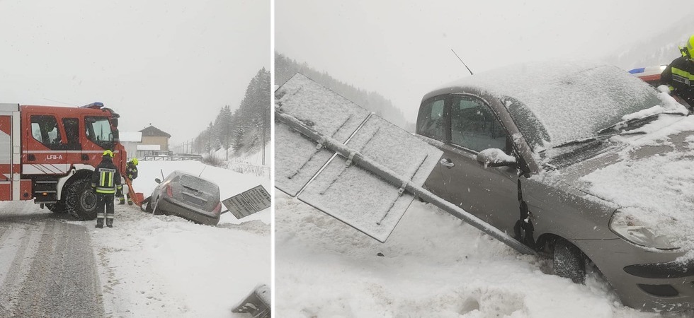 Perde il controllo dell'auto, sbanda e finisce contro al cartello stradale: momenti di paura sulla neve