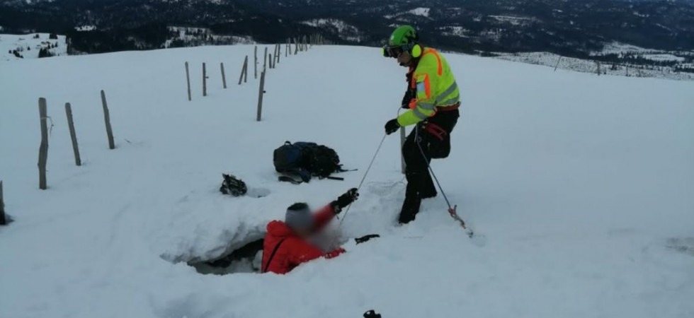Paura in montagna, si apre una voragine nella neve: 63enne sprofonda per tre metri in una trincea della guerra