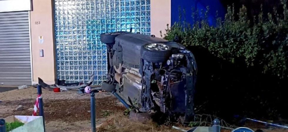 Perde il controllo del mezzo e si ribalta finendo con l'auto all'ingresso di una clinica sanitaria