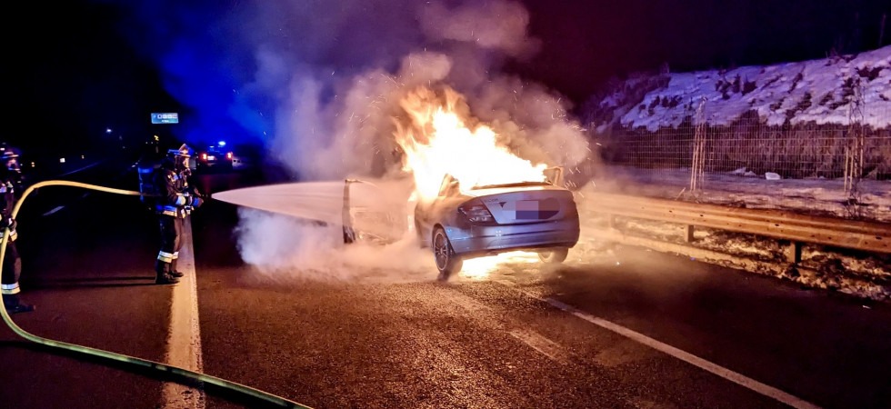 Auto in fiamme in A22, a bordo due persone che riescono a mettersi in salvo