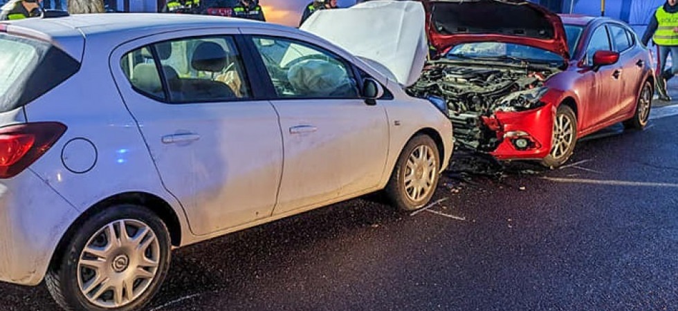 Schianto frontale fra due auto, vigili del fuoco in azione