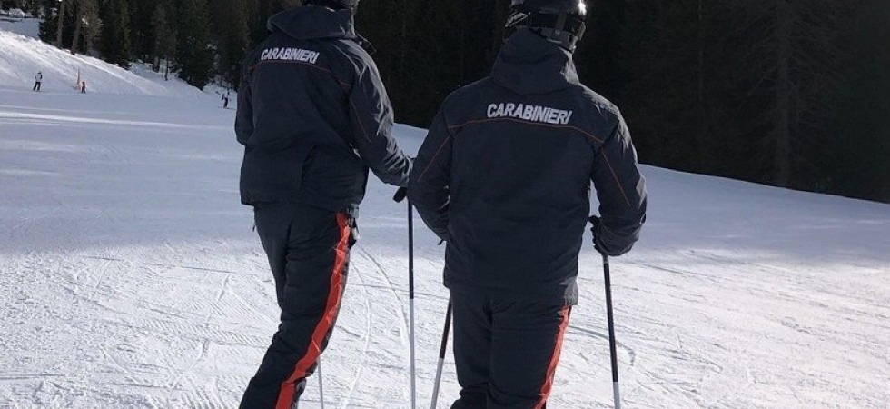 Foto d'archivio Tragedia sulle piste, 82enne perde il controllo degli sci e muore sbattendo violentemente contro una staccionata di legno