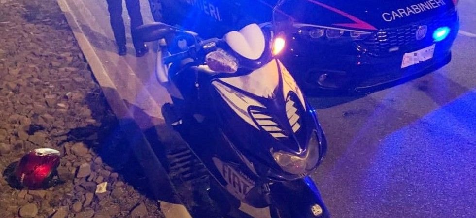 Scappa a bordo di uno scooter rubato ma viene inseguito dai carabinieri sulla SS12: fermato un 29enne