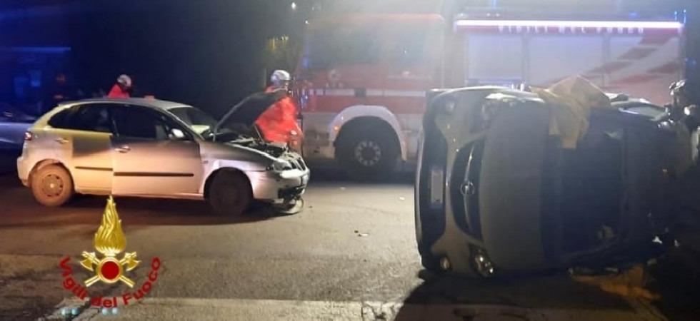 Violento scontro fra due auto, un mezzo si ribalta e 3 giovani rimangono bloccati all'interno