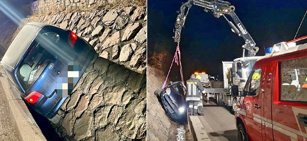 Esce di strada e rimane bloccato con l'auto sul muro di sassi, in azione i vigili del fuoco con l'autogrù