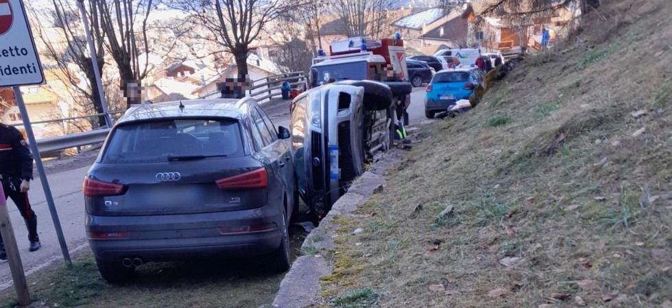 Perde il controllo dell'auto, finisce in una scarpata e precipita sulla strada sottostante contro un altro mezzo