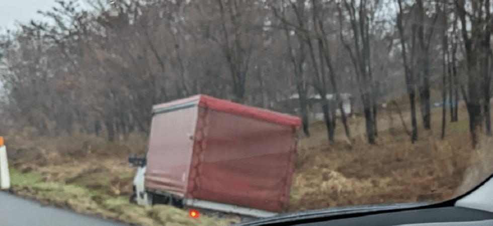 Esce di strada con il furgone mentre percorre la tangenziale: paura in mattinata a Trento