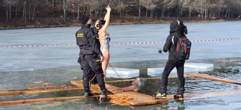A 70 anni la nuotata in apnea sotto il lago di Lavarone: la sfida di Gabriele “Kipewa” sull'Alpe Cimbra