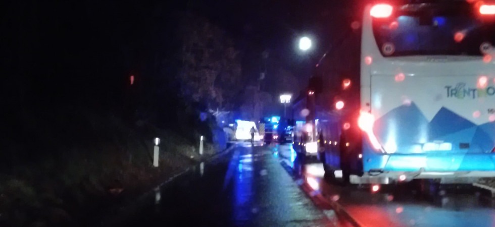 Grave incidente sulla statale del Brennero, frontale fra due veicoli: disagi al traffico